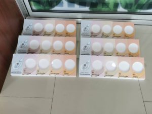 สแตนด์โชว์สินค้า อะคริลิคติดสติกเกอร์